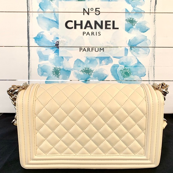 CHANEL Medium Boy Bag - Picture 3 of 11